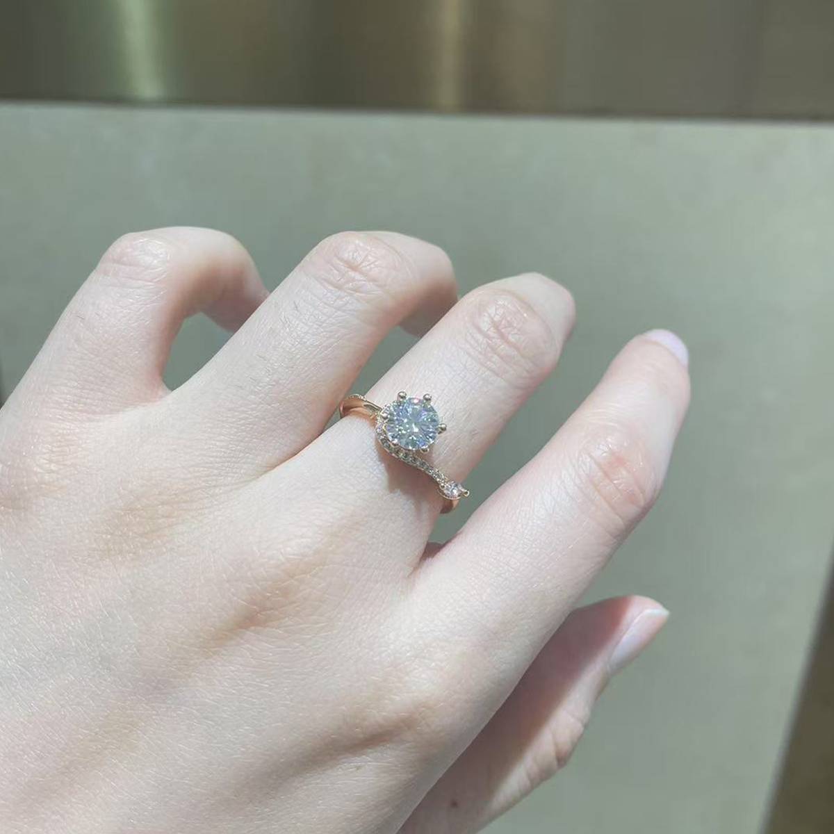 Twisted arm six claw S925 silver plated rose gold custom selection main stone Moissanite 1.0ct/Side Stone Cubic Zirconia